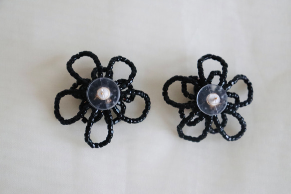 Beads flower earrings -black 3枚目の画像