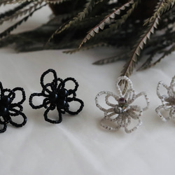 Beads flower earrings -black 4枚目の画像