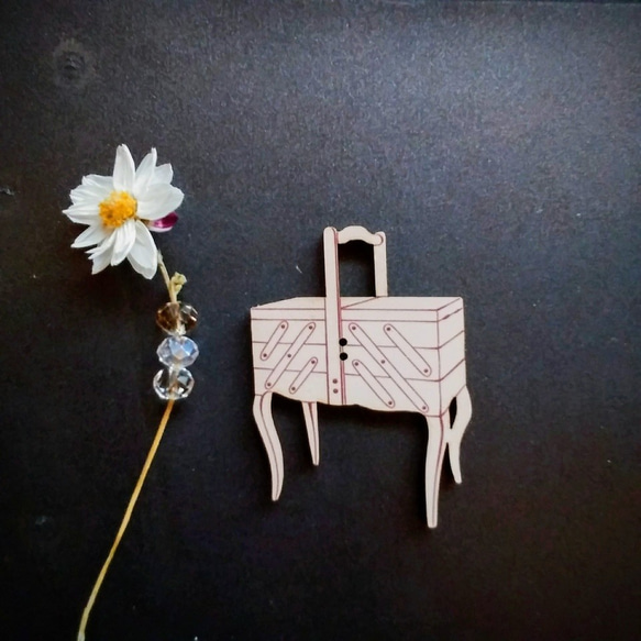 フランス製　木製ボタン　アトリエ ボヌール ドゥ ジュール 【刺繍用ハサミ】【針セット】【裁縫箱】3点セット 3枚目の画像