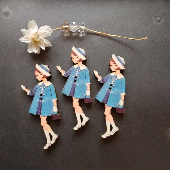 フランス製　木製ボタン　アトリエ ボヌール ドゥ ジュール 【青いコートの女の子】3点セット 1枚目の画像