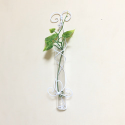 一輪挿し　壁掛け　グリーン付き　ワイヤークラフト　ホワイト　花瓶 2枚目の画像
