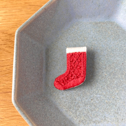 ［受注制作］アラン編み靴下の刺繍ブローチ（red） 1枚目の画像