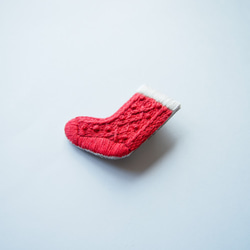 ［受注制作］アラン編み靴下の刺繍ブローチ（red） 3枚目の画像