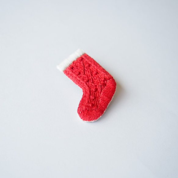 ［受注制作］アラン編み靴下の刺繍ブローチ（red） 4枚目の画像