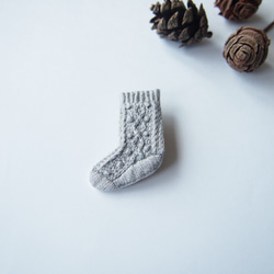 ［受注制作］アラン編み靴下の刺繍ブローチ（gray） 1枚目の画像