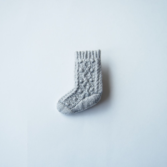 ［受注制作］アラン編み靴下の刺繍ブローチ（gray） 2枚目の画像