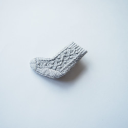 ［受注制作］アラン編み靴下の刺繍ブローチ（gray） 3枚目の画像