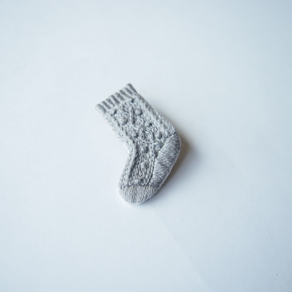 ［受注制作］アラン編み靴下の刺繍ブローチ（gray） 4枚目の画像