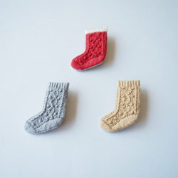 ［受注制作］アラン編み靴下の刺繍ブローチ（gray） 8枚目の画像