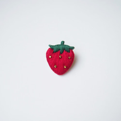 ［受注制作］小さなイチゴの刺繍ブローチ（red） 2枚目の画像