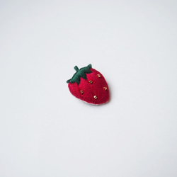 ［受注制作］小さなイチゴの刺繍ブローチ（red） 3枚目の画像