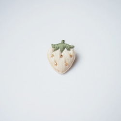 ［受注制作］小さなイチゴの刺繍ブローチ（white） 2枚目の画像
