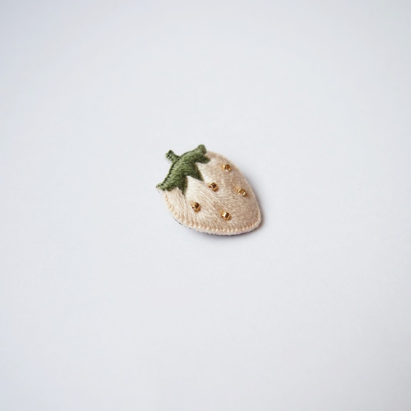 ［受注制作］小さなイチゴの刺繍ブローチ（white） 3枚目の画像