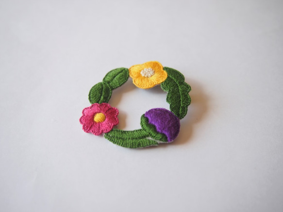 ［受注制作］お花たちのつながるリースの刺繍ブローチ（trois） 2枚目の画像