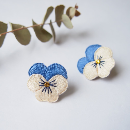受注制作］大きめビオラの刺繍ピアス・イヤリング（blue
