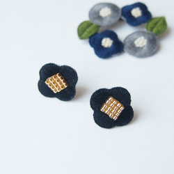 ［受注制作］お花の刺繍ピアス・イヤリング（black） 1枚目の画像