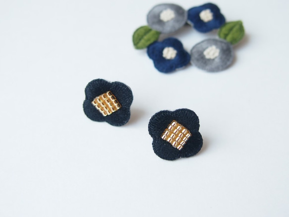 ［受注制作］お花の刺繍ピアス・イヤリング（black） 1枚目の画像