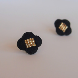 ［受注制作］お花の刺繍ピアス・イヤリング（black） 2枚目の画像