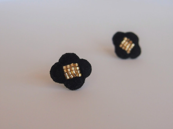 ［受注制作］お花の刺繍ピアス・イヤリング（black） 2枚目の画像