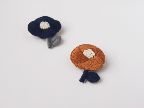 ［受注制作］お花一輪の刺繍ブローチ（navy) 5枚目の画像