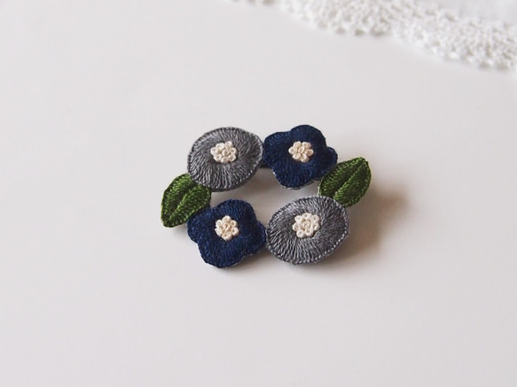 受注制作］お花のリースの刺繍ブローチ（dark） ブローチ un peu