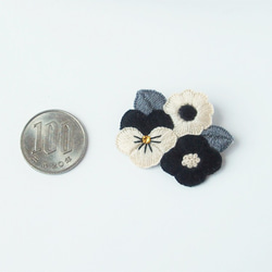 ［受注制作］お花たちの刺繍ブローチ（mono tone） 2枚目の画像