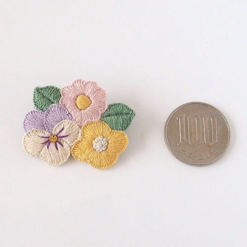 買得 受注制作］お花たちの刺繍ブローチ（pastel） ブローチ un peu アクセサリー