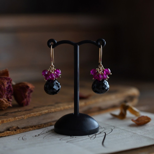 14kgf ブラックスピネルとルビーのピアス