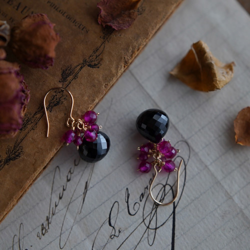 14kgf ブラックスピネルとルビーのピアス 14kgf ブラックスピネルとルビーのピアス