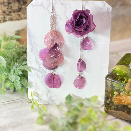 バラの花びらのプリザーブドフラワー・アシンメトリーレジンピアス