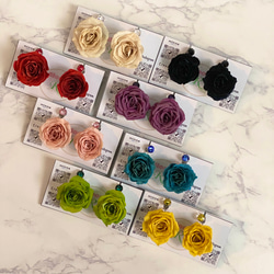 しずく型レジンとバラのプリザーブドフラワーのピアス