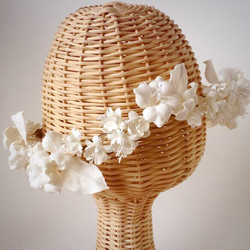 ウエディングの花冠✳︎白のプティフルール 1枚目の画像