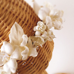 ウエディングの花冠✳︎白のプティフルール 2枚目の画像