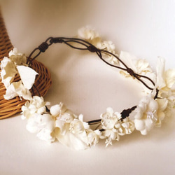 ウエディングの花冠✳︎白のプティフルール 3枚目の画像