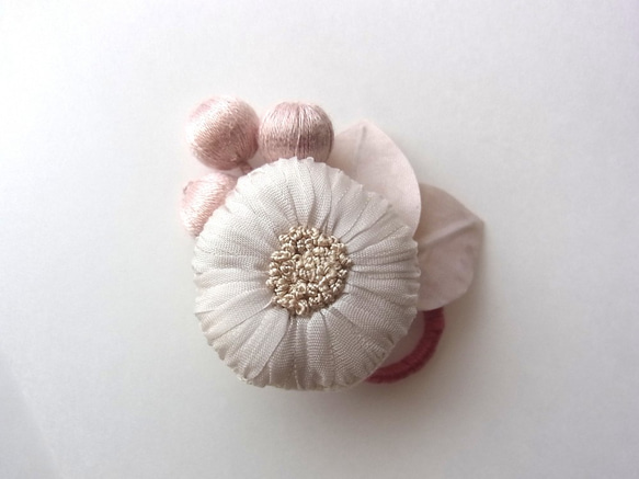 まんまるお花のブローチ　ベージュ×ピンク 1枚目の画像