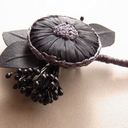 まんまるお花の黒いブローチ 4枚目の画像