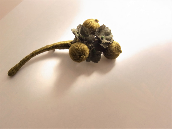 オリーブグリーンの不思議な実と花のブローチ　カーキ系 2枚目の画像