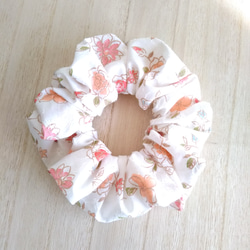 シュシュ　ポリエステル羽二重　ハンドメイド　白⭐︎アイドル　ホワイト　大きめ シュシュ ポリエステル羽二重 ハンドメイド 白⭐︎アイドル ホワイト