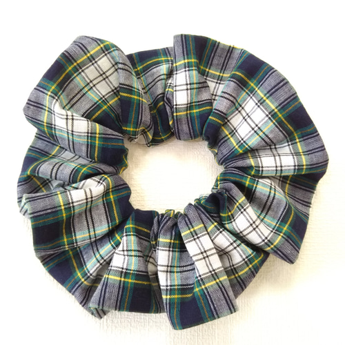 専用❤︎ベーシックチェック×ネイビーグリーン❤︎チャーム付きシュシュ ふんわりシュシュ チャーム付き グリーンチェック - mi-ma-ribbon'S