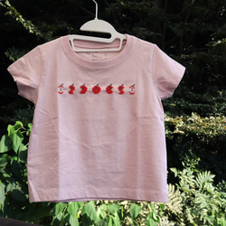 BABY 手刺繍Tシャツ　80サイズ　スモーキーピンク りんご満ち欠け 2枚目の画像