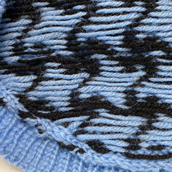 家庭編み機で編んだ子犬用セーター《ブルー》サイズオーダ可 6枚目の画像