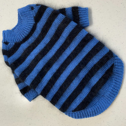 家庭編み機で編んだ子犬用アンゴラセーター《ブルー×黒 》 2枚目の画像