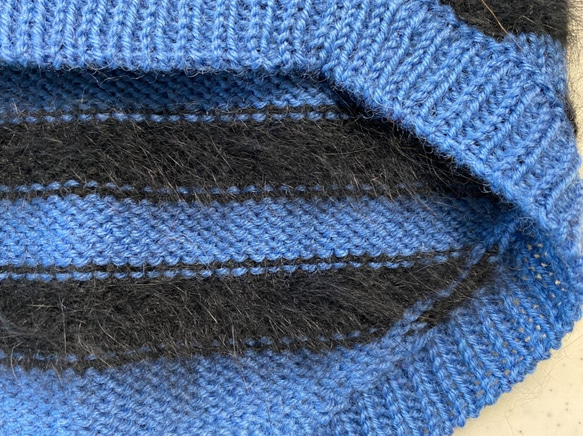 家庭編み機で編んだ子犬用アンゴラセーター《ブルー×黒 》 6枚目の画像