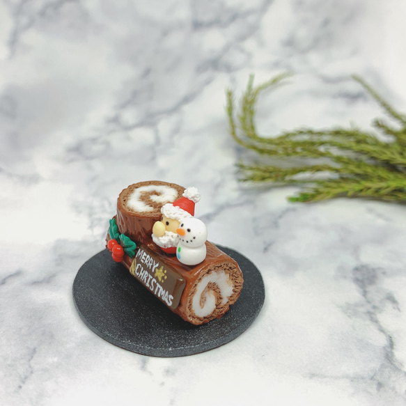 ミニチュアスイーツ　クリスマスケーキ　ブッシュドノエル♡ ロールケーキ　サンタクロース　雪だるま　ヒイラギ　チョコレート 2枚目の画像