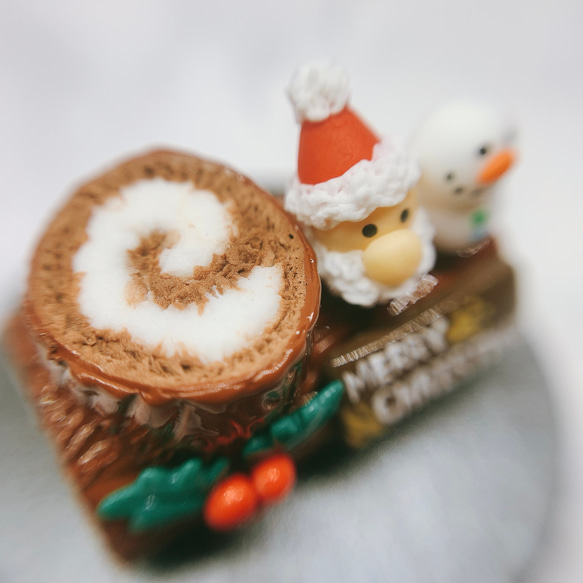 ミニチュアスイーツ　クリスマスケーキ　ブッシュドノエル♡ ロールケーキ　サンタクロース　雪だるま　ヒイラギ　チョコレート 8枚目の画像