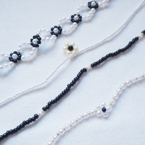 フラワービーズブレスレット(白、黒) ビーズアクセサリー 韓国