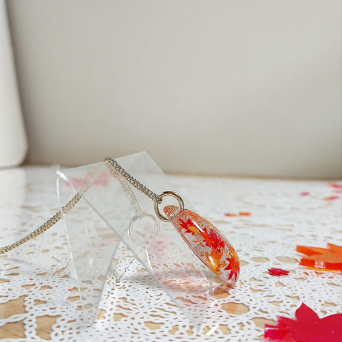 雫に閉じ込めた紅葉 ネックレス (UVレジン) ネックレス 雫に閉じ込めた紅葉 ネックレス (UVレジン) ネックレス