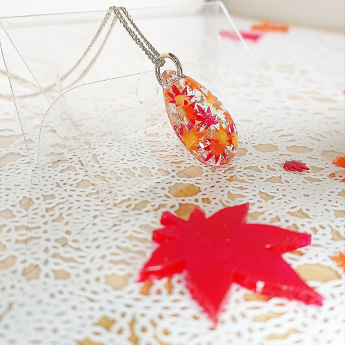 雫に閉じ込めた紅葉 ネックレス (UVレジン) ネックレス 雫に閉じ込めた紅葉 ネックレス (UVレジン) ネックレス