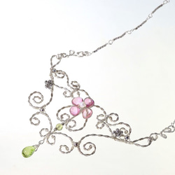 銀花邊吊墜免費送貨粉紅色托帕石和橄欖石鮮花和常春藤 第2張的照片