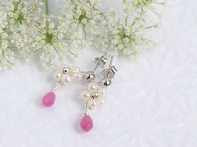 ピンクサファイアと淡水パールのフラワーピアス